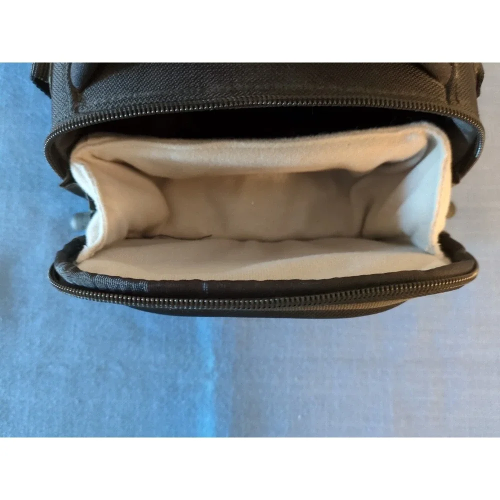 Case Logic 6 in high 7 in wide 5 In Deep Multi Compartment Bag